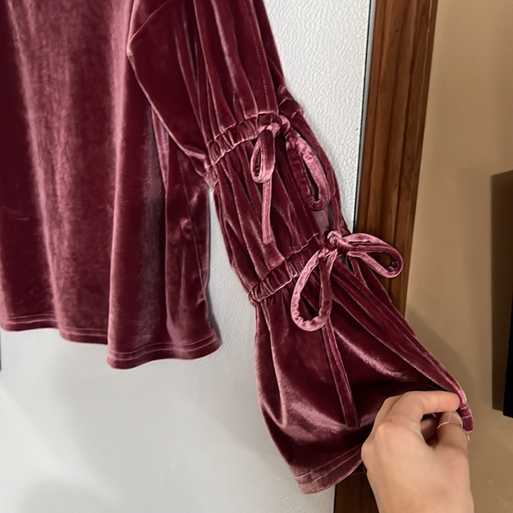 NWOT women’s velvet bow sleeves blouse - Picture 4 of 6